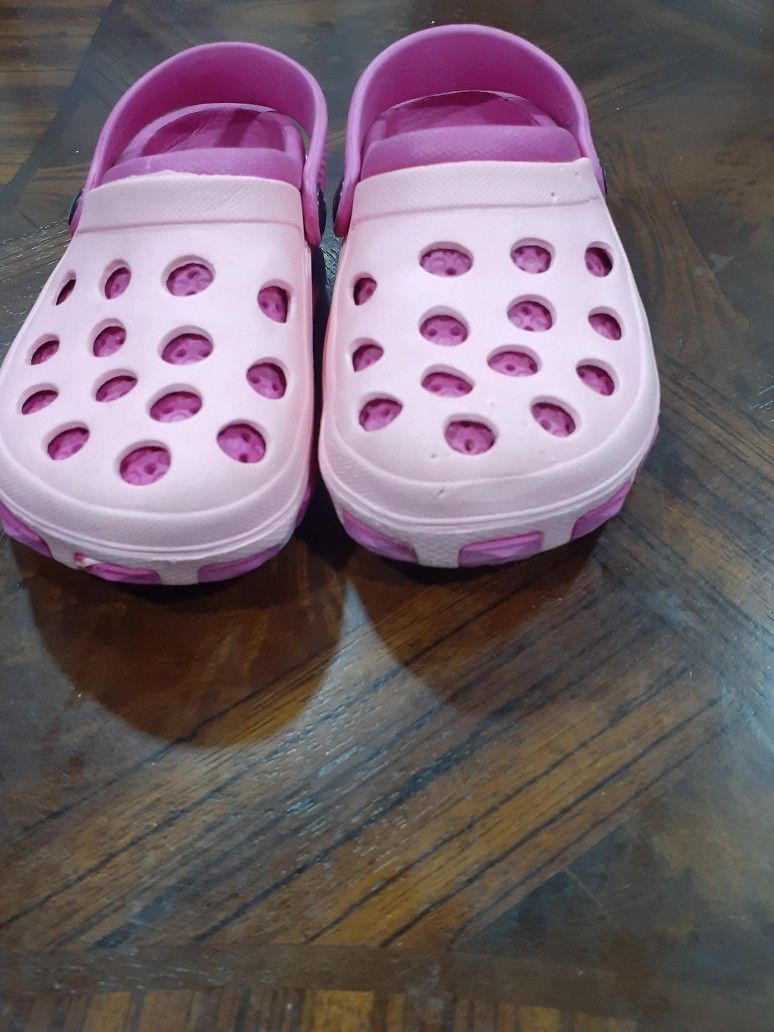 EN VENTA ZAPATOS PARA NIÑO Y NIÑA SEMINUEVOS CADA PAR X $6 SE LEVANTA EN PALMVIEW