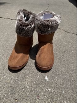 New women’s memory foam slippers. Size medium (women’s 8-10).