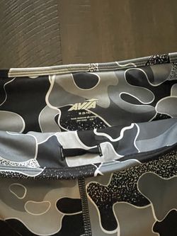 Avia Women's Gray Black Camouflage Fashion Capri Leggings Size M (8-10) for  Sale in Chicago, IL - OfferUp