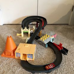 Disney Cars Race Around Radiator Springs Automatic Race Track Kids Toy w/ Lightening McQueen Race Car, Rare!