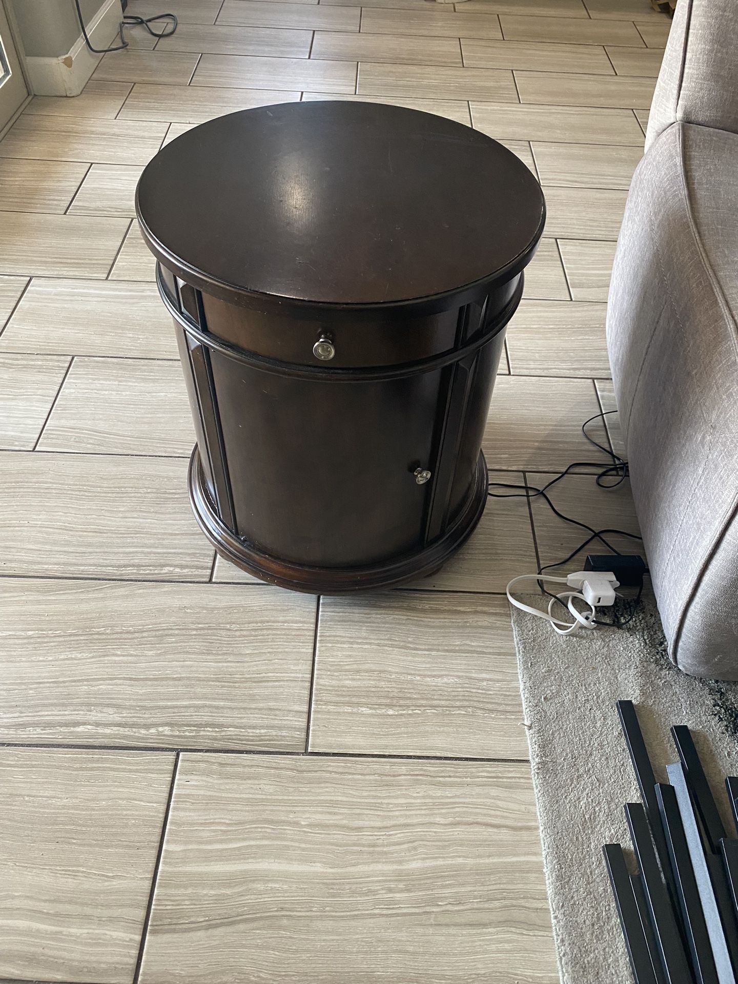 ROUND END TABLE WITH STORAGE