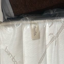 Queen Matress With Pillow Top   