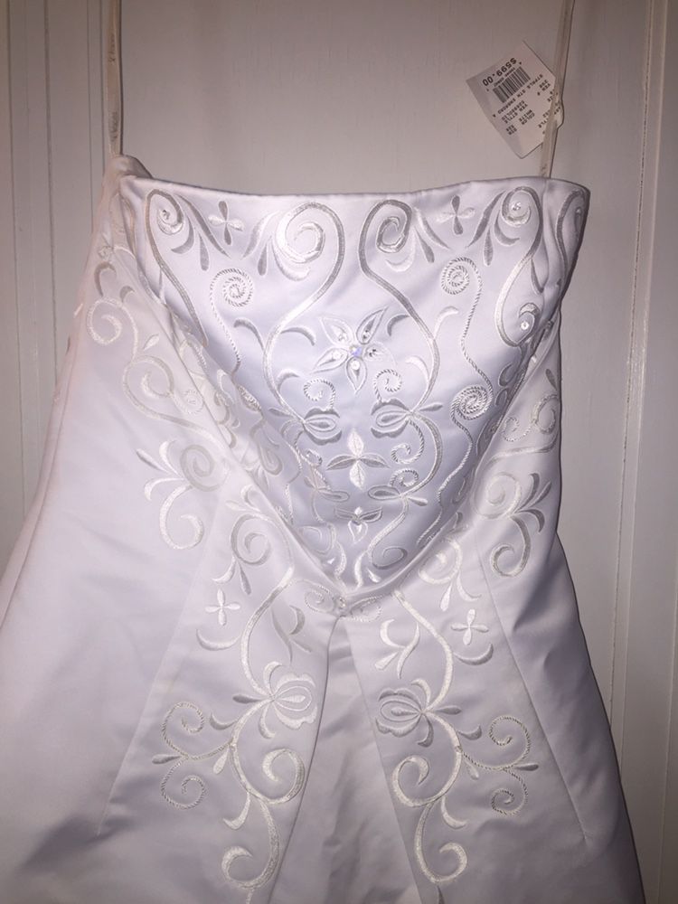 Strapless wedding dress new with tags still on it