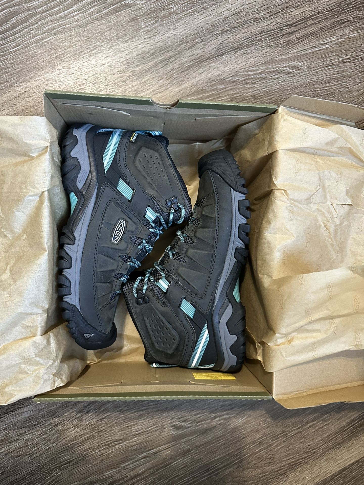 Size 10 Woman Keen Hiking Boots