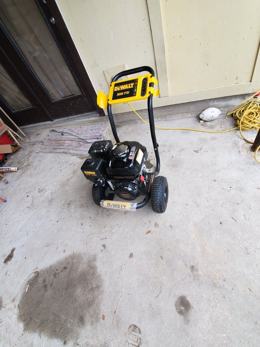  PRESUREWASHER DEWALT 3600PSI EL MOTOR TRABAJA EN BUENAS CONDISIONES LAS BOMBA TIENE POCA PRESION.        