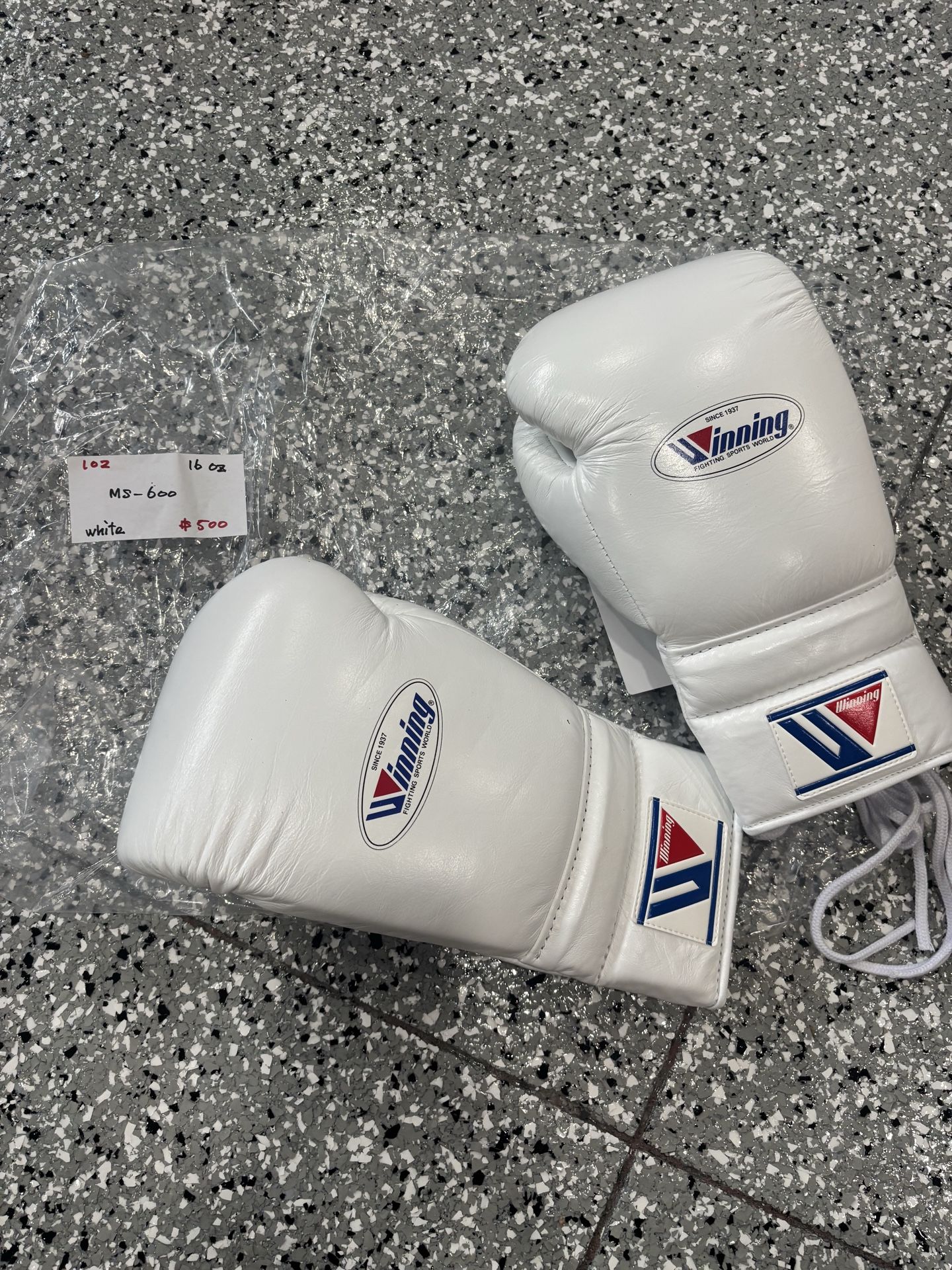 Winning MS-600 16oz white Lace-Up Boxing Gloves NEW W TAGS