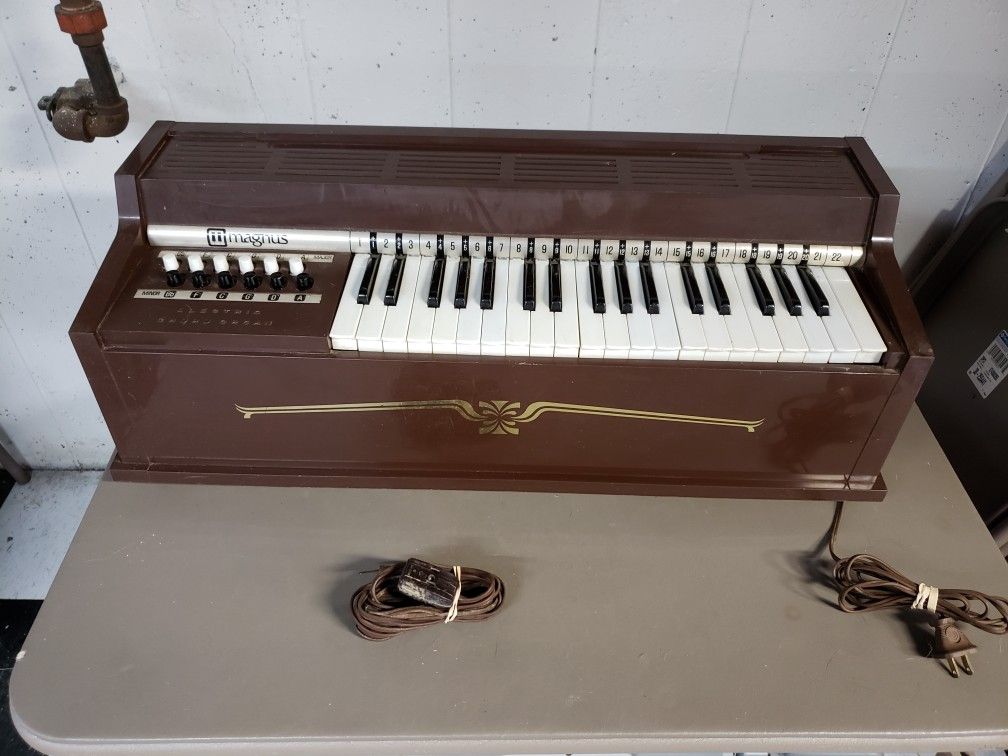 Vintage Magnus Electric Chord Organ for Sale in Maryland Heights