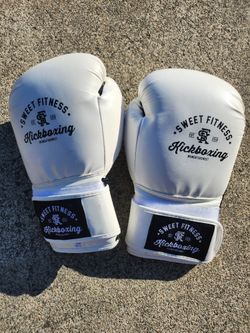 Beautiful Pair Of MMA Boxing 14oz Gloves Kickboxing
