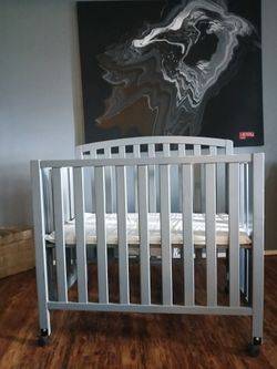 DaVinci 3 in 1 portable mini crib