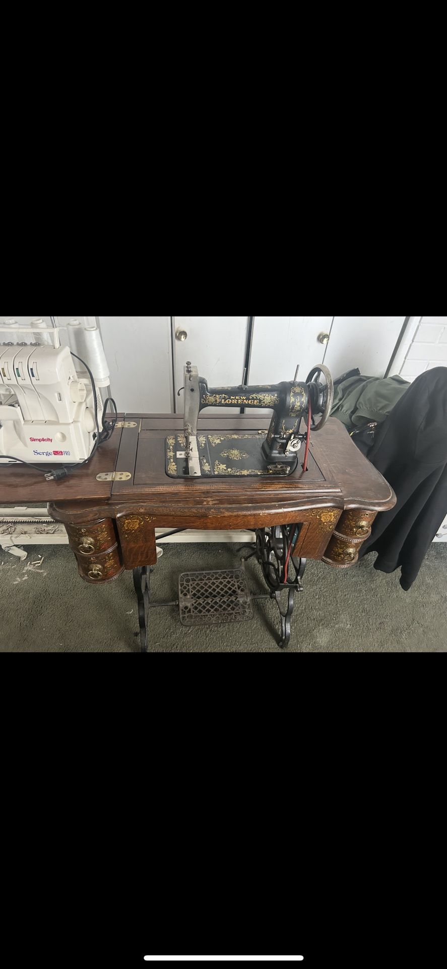 Vintage Sewing Machine With Everything