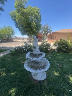 Beautiful fountain concrete 275 $$$. (FREE DELIVERY)