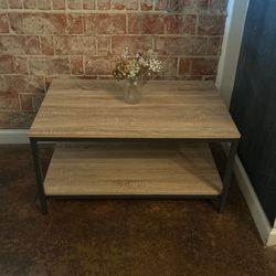 Modern Coffee Table – Excellent Condition