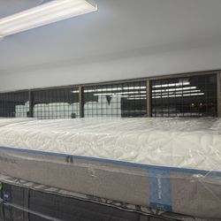 QUEEN SIZE TEMPURPEDIC CLOUD ELITE MATTRESS & BOX SPRING BED SET