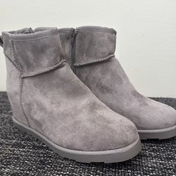 NEW Women’s Winter Boots Size 8
