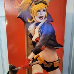 HARLEY QUINN DELUXE STATUE 