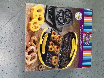 Nostalgia Electrics SPM400 4-Pretzel Soft Pretzel Maker