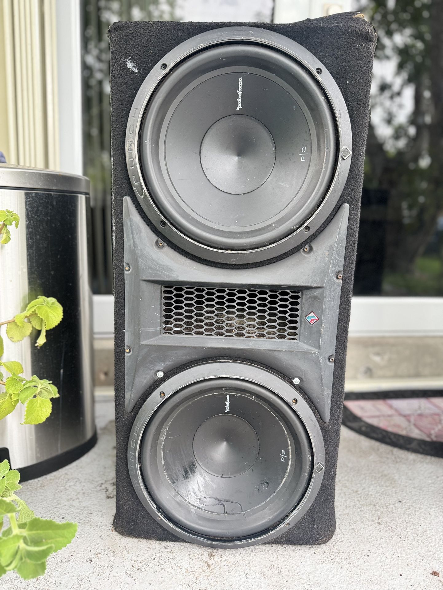 un subwoofer de la marca Rockford Fosgate, específicamente de la serie Punch P1.
