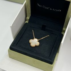 Van Cleef & Arpels necklaces Vintage Alhambra pendant