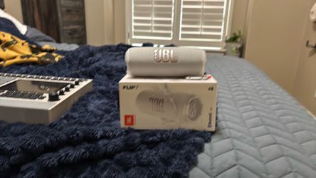 JBL flips 7 white on orange