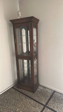 Plate decor cabinet