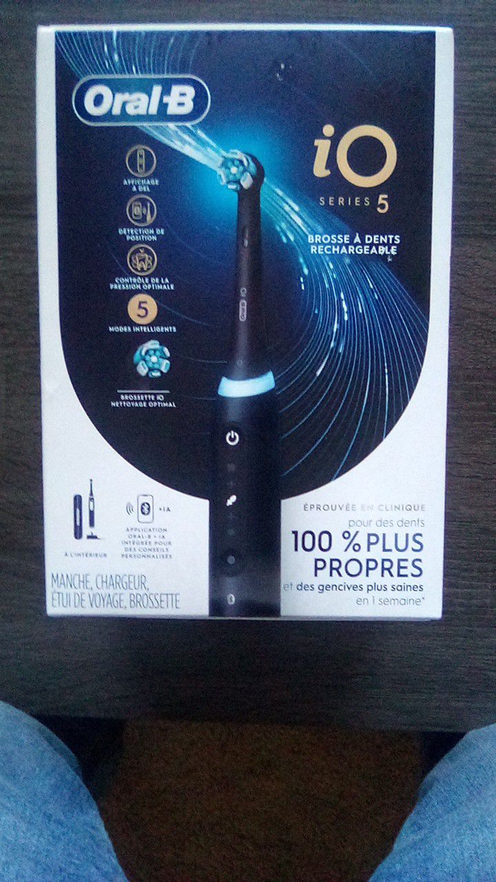 Oral-B iO Series 5 Electric Toothbrush with Brush Head


