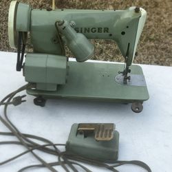 1958 Singer Green Sewing Machine RFJ8-8 (READ DESCRIPTION) Running No Case. The machine has been only dry tested there being sold for parts or repairs