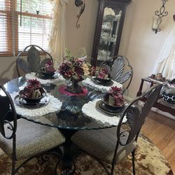Dining Room  Table And Chairs 