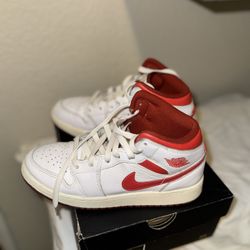 Youth Jordan 1 Mid SE PS “white Dune Red” 