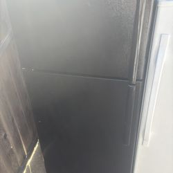 Very clean perfect working apartment size refrigerator will deliver and install and haul off your unwanted refrigerator free of charge