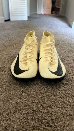 never worn indoor nike air zooms size 9 men. Color - tan/black