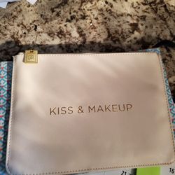 Kiss & Make Up Zippered Pouch 
