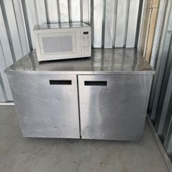 $350 OBO Industrial Fridge And Microwave Great Condition IT’S AVAILABLE PLS DONT ASK!!!           CHECKOUT MY OTHER OFFERS ! 
