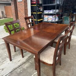 Dining Room Table And Chairs 