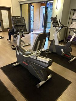 Life Fitness Integrity Recumbent Bike LOW HOURS!