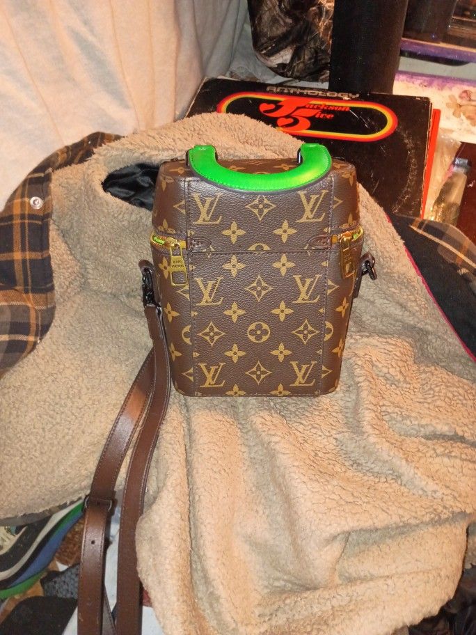 N.o 7 Louis Vuitton Vertical Gold Trunk bag