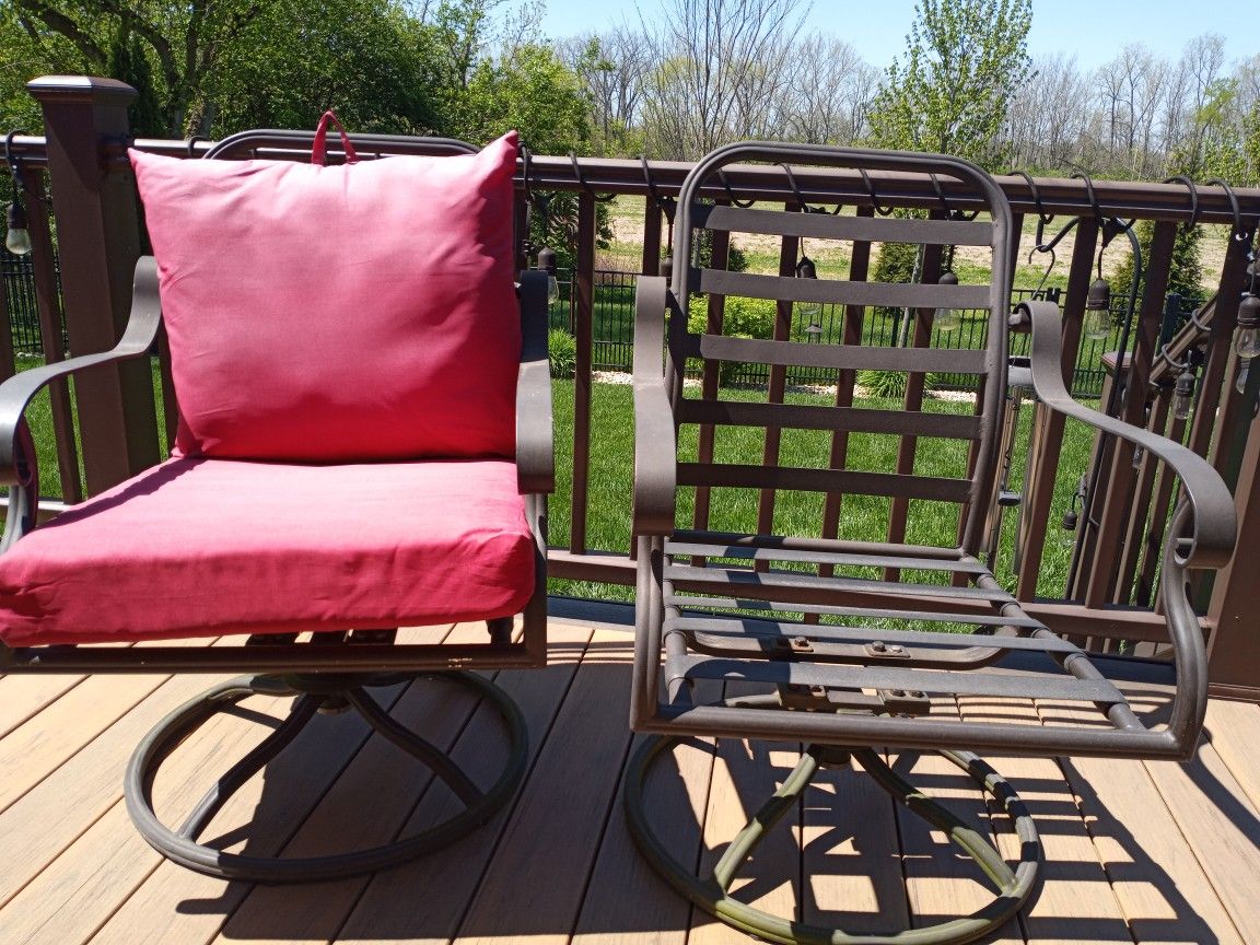 4 Swivel Rocker Outside Chairs