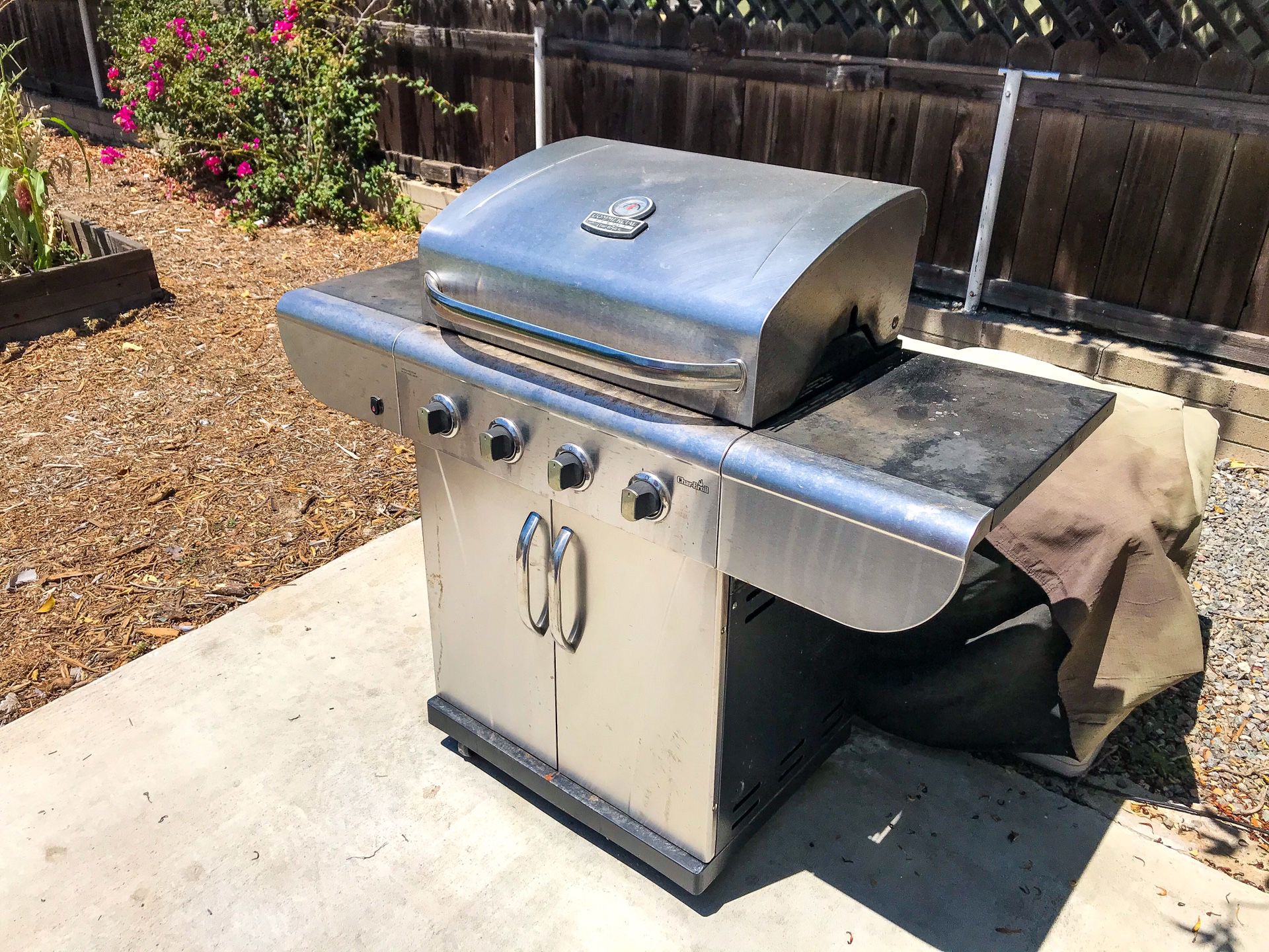 BBQ grill, comes with cover AND propane tank!