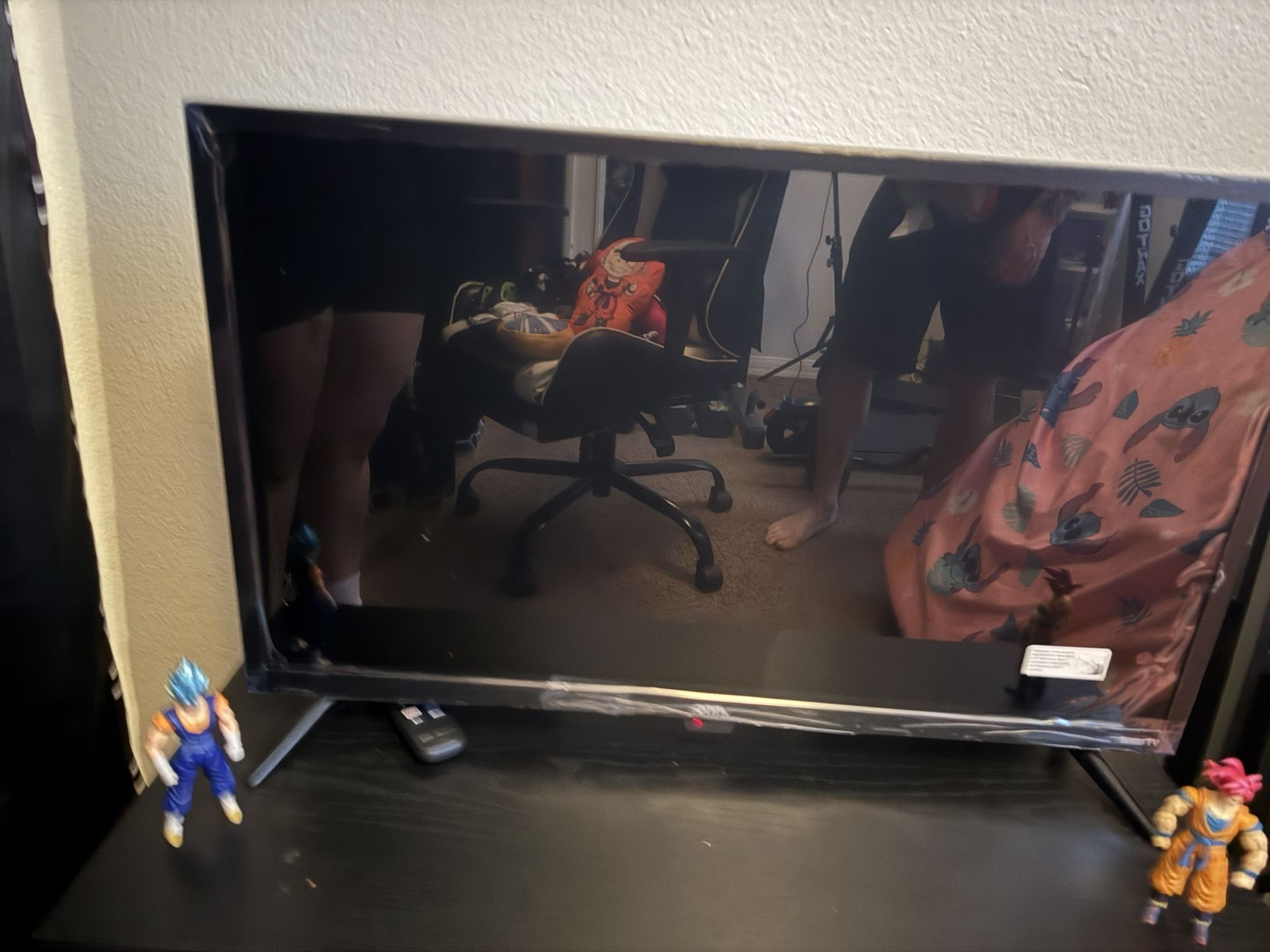 Gamer Chair And onn Tv 32"