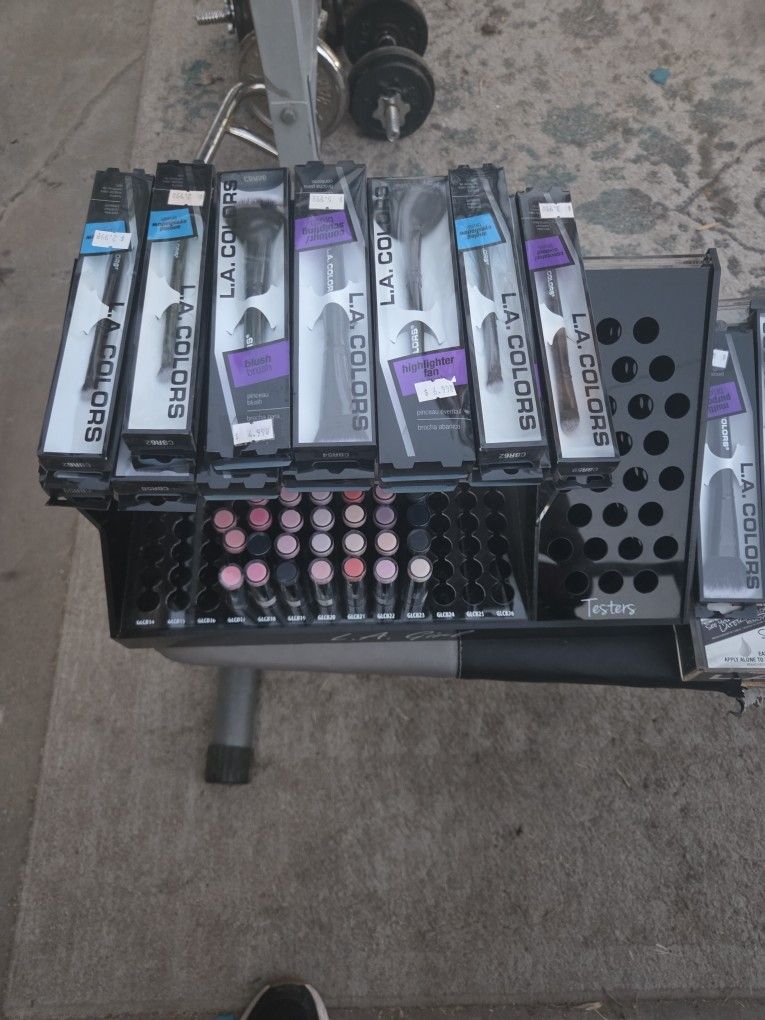 La color multi purpose, Brush.
And makeup holders