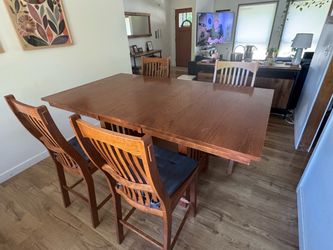 Extendable dining table and 8 chairs