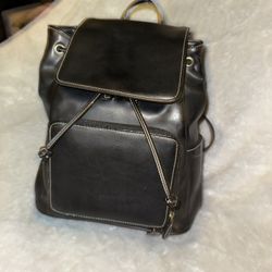 The Perfect Black Vegan Leather Backpack For Your Summer Travel