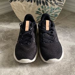 New Balance Women’s Fresh Foam Roav V2 Sneaker / Size 7.5