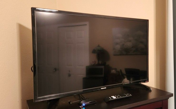 Toshiba 32" Smart TV From Amazon . Comes with remote. Asking For $35 Or Best Offer ππ