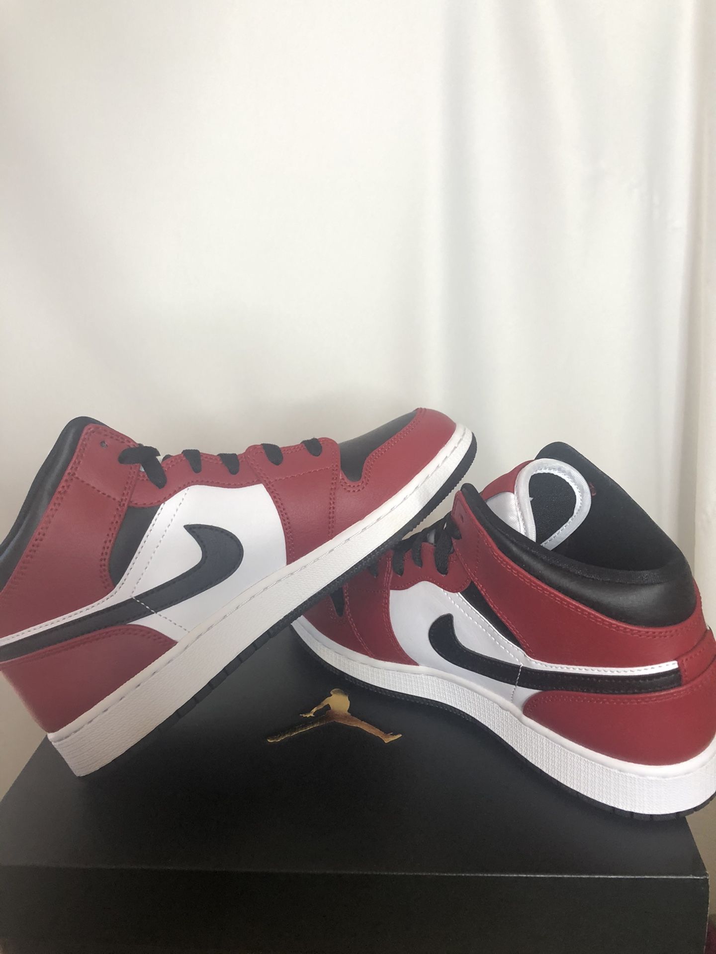 Air Jordan 1 Mid Chicago Toe