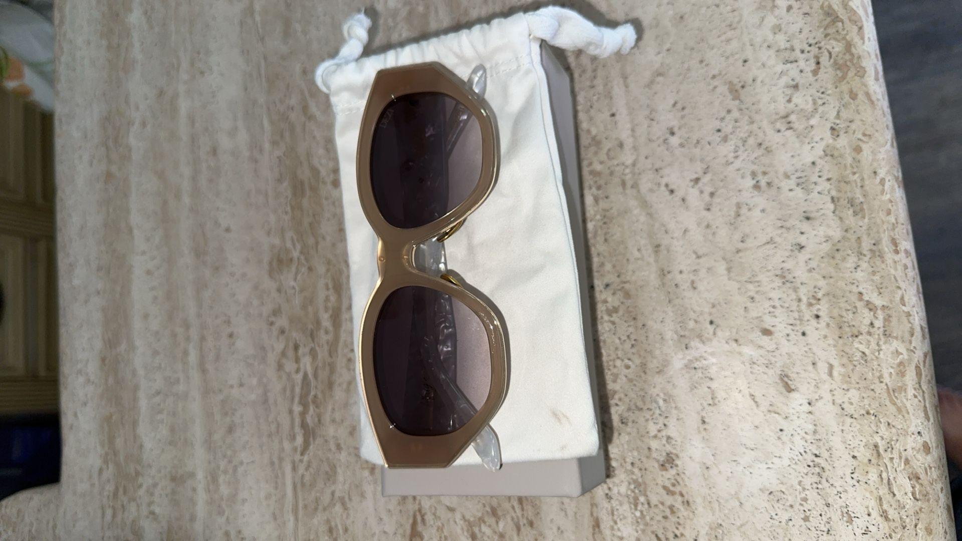 Dezi Charge It sunglasses