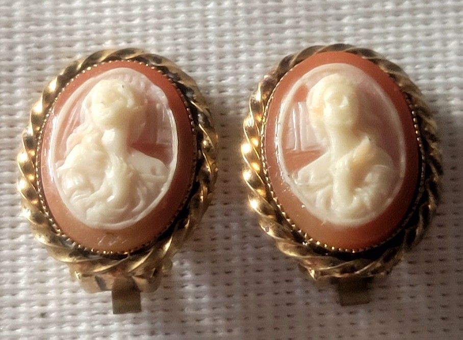 Vintage Cameo Brooch Style Clip On Earrings