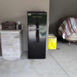 22 in. 7.6 cu. ft. Retro Top Freezer Refrigerator, Vinyl Black, Energy Star