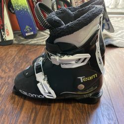 21.5 kids size 2-3 Salomon ski boots 