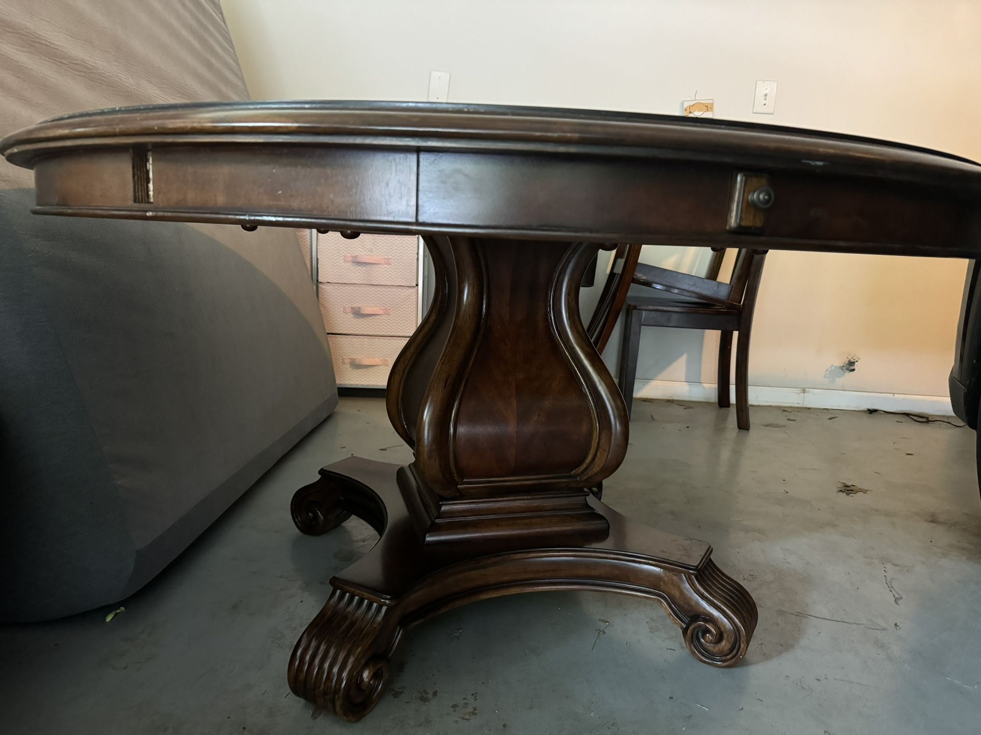 Haverty’s Kitchen Table With 6 Chairs