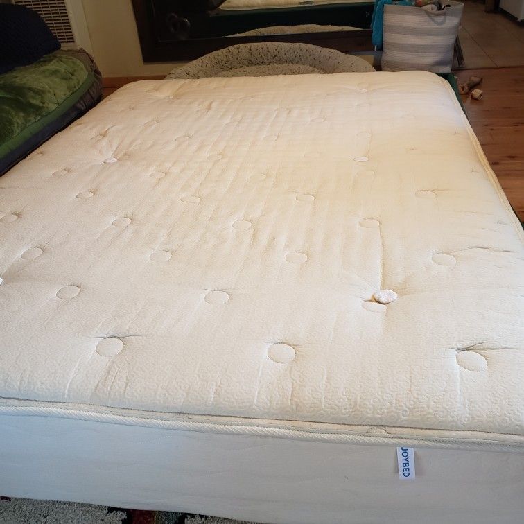 Like New QUEEN Joybed organic Mattress!